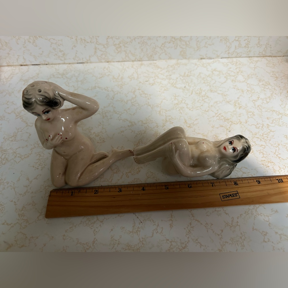 Vintage Ceramic Nude ladies salt and pepper shaker set - Picture 11 of 12